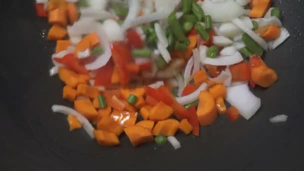 Adicionando Legumes Frescos Para Wok Fumegante Agitar Fritar Colorido — Vídeo de Stock
