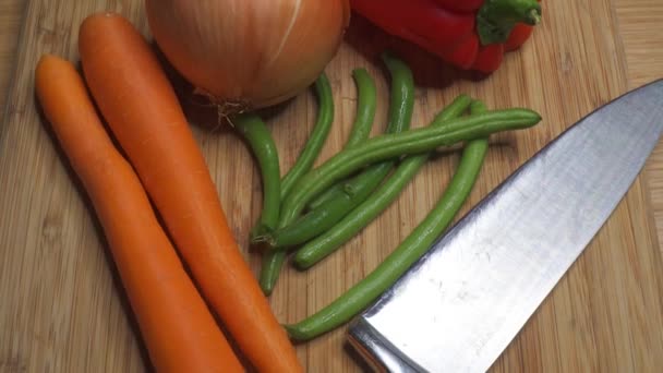 Légumes Sur Planche Découper Prêts Être Tranchés Poupée Vers Avant — Video