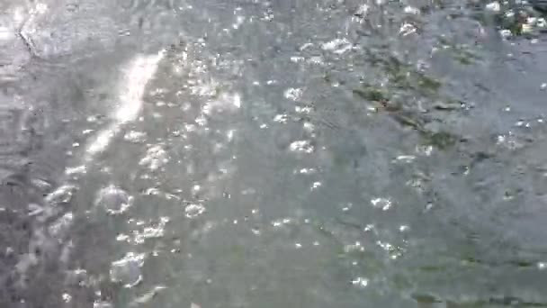 Langzame Beweging Van Het Water Tussen Rotsen Ijs Die Bubbel — Stockvideo