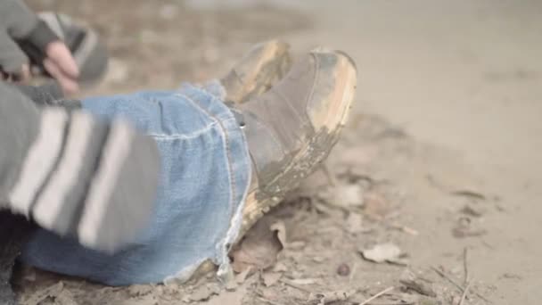 Руки Бездомного Завернувшего Ноги Одеяло — стоковое видео