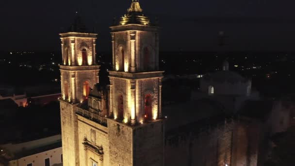 Aerial Closeup Nighttime Orbit Front Cathedral San Gervasio Valladolid Yucatan — Αρχείο Βίντεο