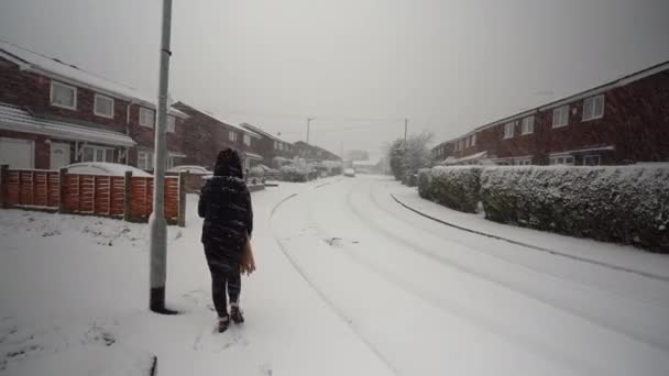 Žena Kráčí Opatrně Sněhu Náhlém Sněhu Sněhové Vánice Přikrývá Město — Stock video