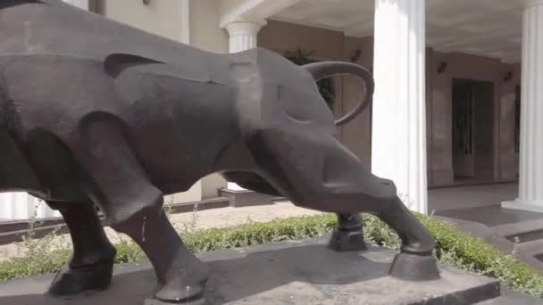Stabilized Panning Shot Bull Bear Bronze Sculpture Bright Sunlight French — Vídeo de stock