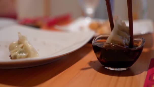 Taking Gyosa Putting Pot Shoyo Oriental Cuisine — 비디오