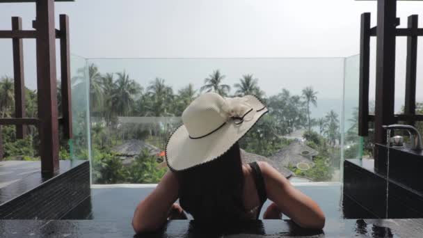 Back View Female Tourist Wearing Sun Hat Sitting Open Air — ストック動画