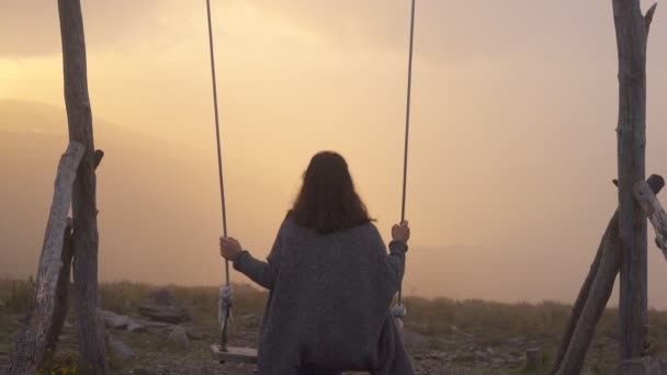 Femeie Swinging Leagăn Lousa Baloico Apus Soare Portugalia — Videoclip de stoc