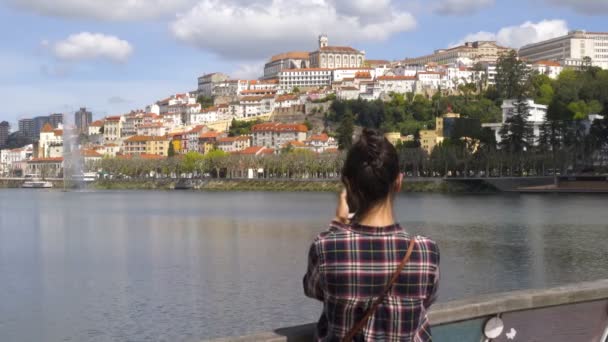 Femme Voyageur Photographier Avec Téléphone Portable Coimbra Ville Portugal — Video