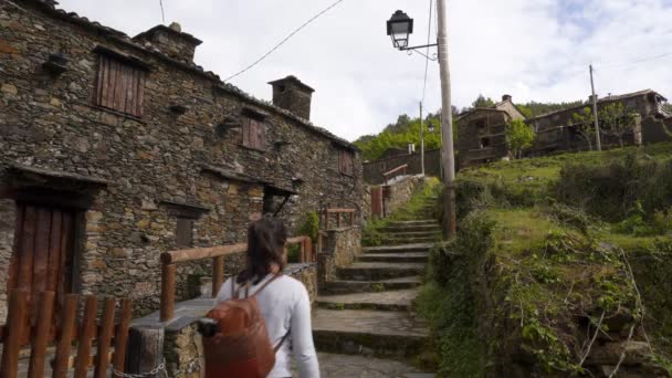 Femme Marchant Dans Village Talasnal Schist Portugal — Video