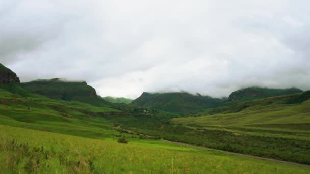 Wide Shot Cathedral Peak Mountains Drakensberg Kwazulu Natal South Africa – stockvideo