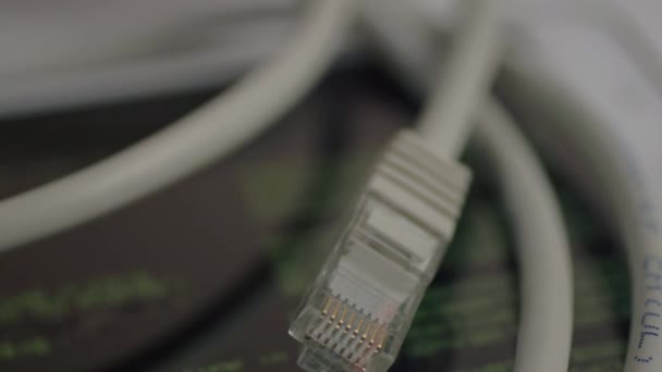 Ethernet Netwerkkabels Macro Shot Met Code Data Defocussed Achtergrond — Stockvideo