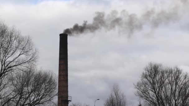 Brick Chimney Old Industrial Factory Emitting Dark Black Smoke Atmosphere — Stockvideo