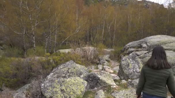 Viaggiatore Donna Covao Ametade Serra Estrela Portogallo — Video Stock