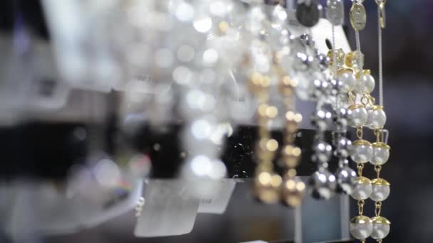 Beautiful Pearl Necklaces Sparkling Jewels Shop Closeup Rack Focus — 비디오