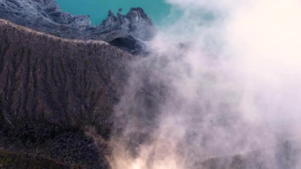 Crater Ijen Volcano Java Indonesia Landscape Green Lake Smoke — Stockvideo
