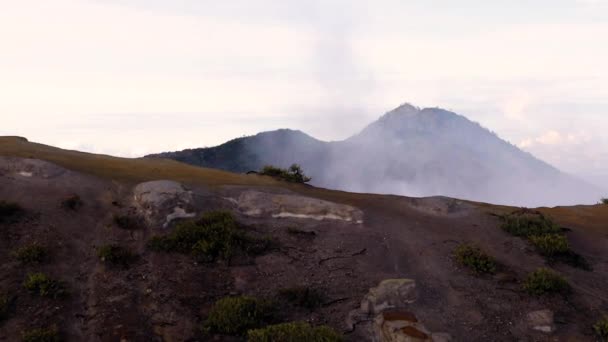 Crater Ijen Volcano Java Indonesia Landscape Green Lake Smoke — 图库视频影像