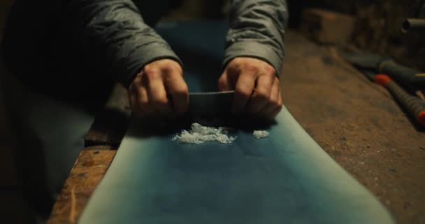Close Scraping Wax Snowboard Mountain Shed Zillertal Austria — Αρχείο Βίντεο