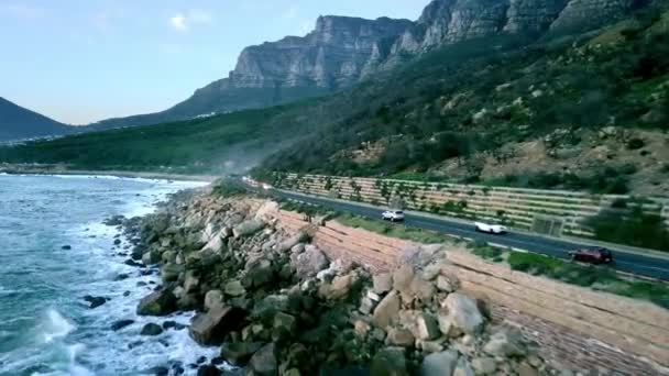 Ruwe Rotsachtige Kustlijn Buurt Van Camps Bay Met Auto Rijden — Stockvideo