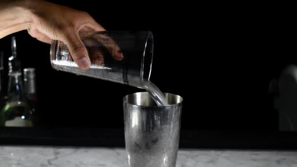 Mixologist Pouring Measurements Alcohol Cocktail Mixer Closeup — Αρχείο Βίντεο
