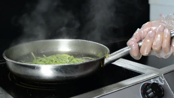 Spaghetti Fresh Green Pesto Sauce Cooking Tossed Frying Pan — Stockvideo