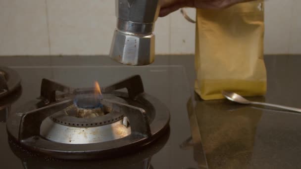 Μικρή Καφετιέρα Moka Που Τοποθετείται Φούρνο Αερίου — Αρχείο Βίντεο