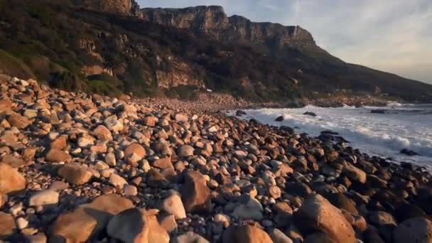 Wilde Brandung Mit Schäumend Weißer Gischt Der Steinigen Küste Starke — Stockvideo