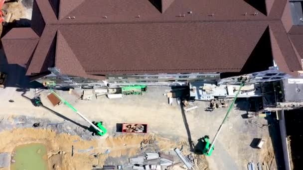 Aerial Camera Looking Straight Backing Away Tilting Reveal Building Construction — Video Stock