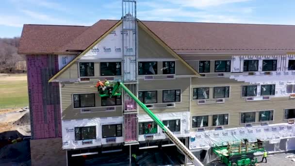 Aerial Push Cacapon State Park Lodge Construction Men Cherry Picker — Stockvideo