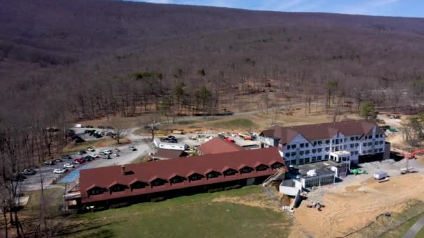 Aerial Turn Right Revealing Cacapon State Park Golf Course Lodge — стоковое видео