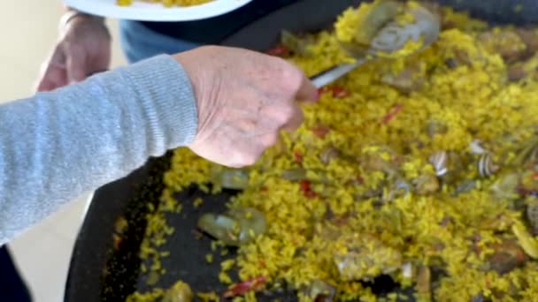 Top Shot Hand Carrying Metal Ladle Scoops Fluorescent Yellow Spanish — Stok video