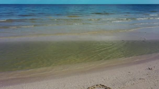 Камера Спускається Горизонту Показує Море Яке Люблю Написане Піску Пляжі — стокове відео