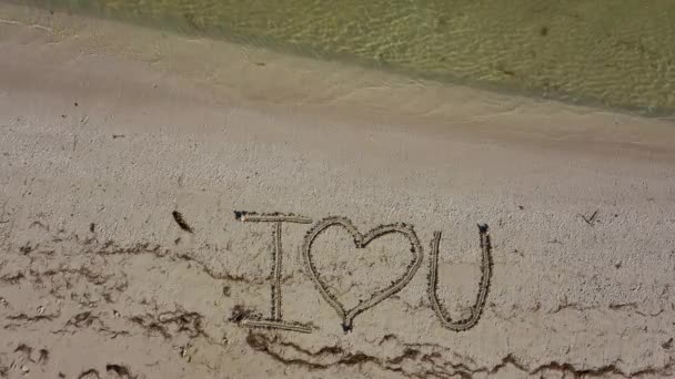 Сердце Написано Песке Смещается Небольшому Углу Вода Кружит Пляже — стоковое видео