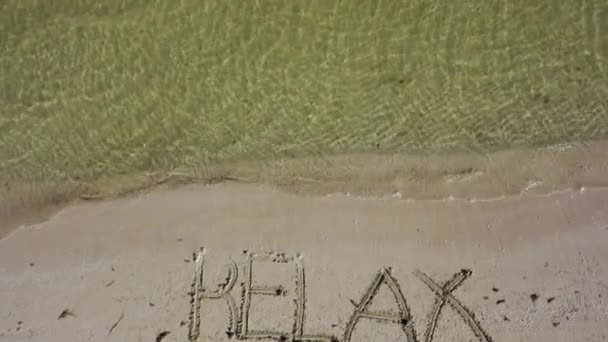 Camera Tilts Relax Written Sand Beach Horizon Showing Ocean — Vídeos de Stock