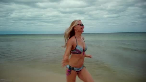 Бічний Знімок Грайливої Блондинки Зрілої Жінки Сонцезахисних Окулярах Бікіні Біжить — стокове відео