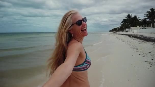 Closeup Rear Shot Playful Blonde Mature Woman Sunglasses Bikini Running — Vídeo de stock