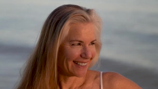 Portrait Beautiful Mature Blonde Woman Beach Sunset Flirting Camera — Stock Video