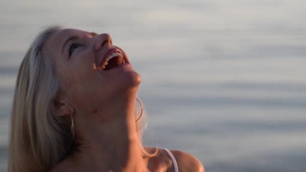 Mature Blonde Woman Looking Sky Smiling Ocean Her — Stok Video