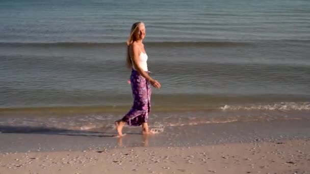 Pretty Mature Woman Wearing White Top Batik Skirt Walking Shore — Wideo stockowe