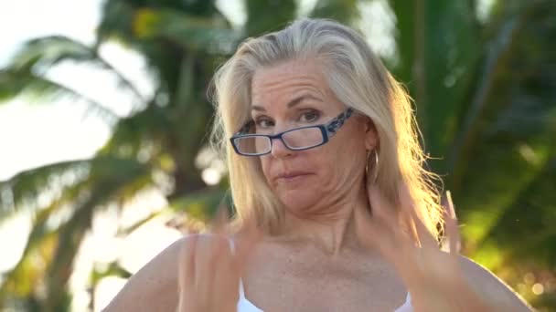 Beautiful Mature Woman Blonde Gray Hair Puts Granny Glasses Her — Wideo stockowe