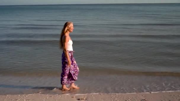 Pretty Mature Woman Wearing White Top Batik Skirt Walking Shore — Wideo stockowe