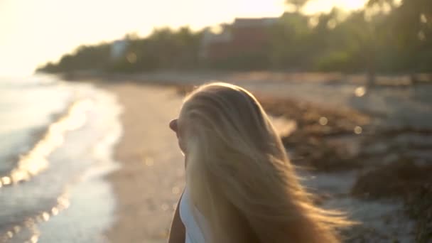 Slow Motion Backlit Mature Woman Beach Shaking Her Hair Right — Vídeos de Stock