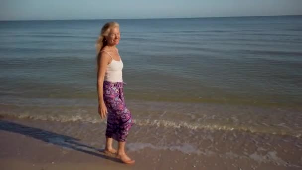 Pretty Mature Woman Smiling Walking Beach Dressed Sarong Looking Very — Video
