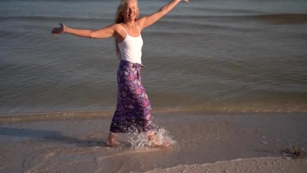 Closeup Slow Motion Mature Woman Sarong Beach Splashing Water Arms — Stok video