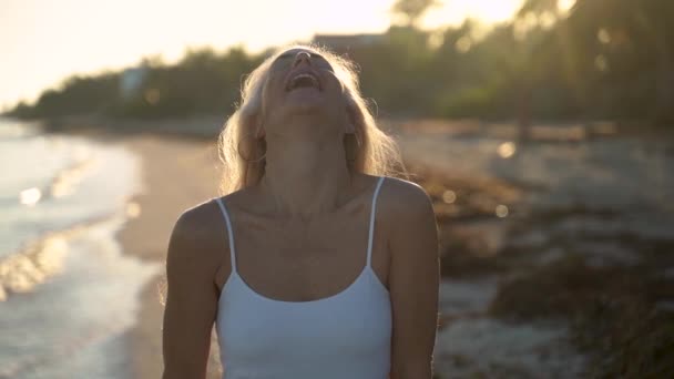 Slow Motion Mature Woman Backlit Beach Swinging Her Hair Playing — Stok Video