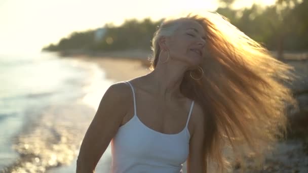 Slow Motion Mature Woman Backlit Beach Swinging Her Hair Side — Stock videók