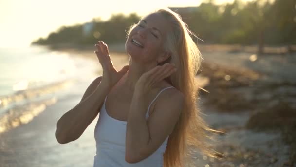 Slow Motion Mature Woman Backlit Beach Swinging Her Hair Back — Stockvideo