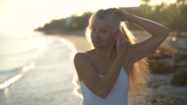 Closeup Slow Motion Backlit Mature Woman Showing Her Gray Hair — Vídeo de Stock