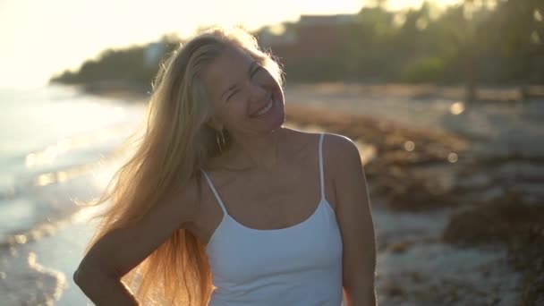 Closeup Slow Motion Backlit Pretty Mature Woman Beach Smiling Camera — Vídeos de Stock