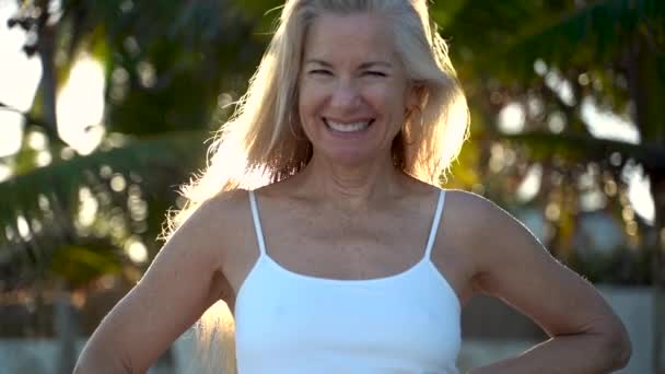 Sexy Slow Motion Mature Blonde Woman Sun Shining Palm Trees — Vídeos de Stock