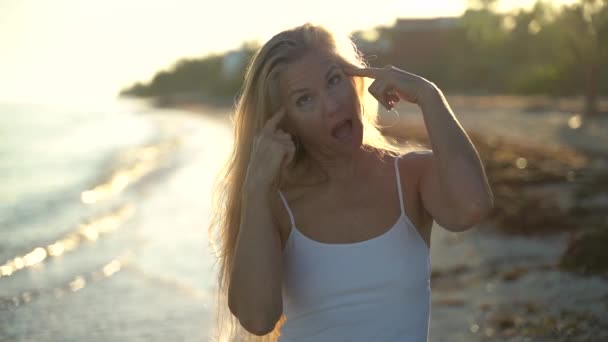 Closeup Slow Motion Backlit Mature Woman Pointing Her Gray Hair — Stock videók