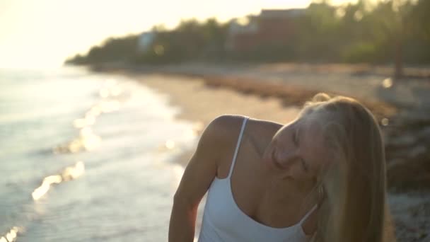 Closeup Slow Motion Backlit Mature Woman Throwing Her Hair Side — Vídeos de Stock